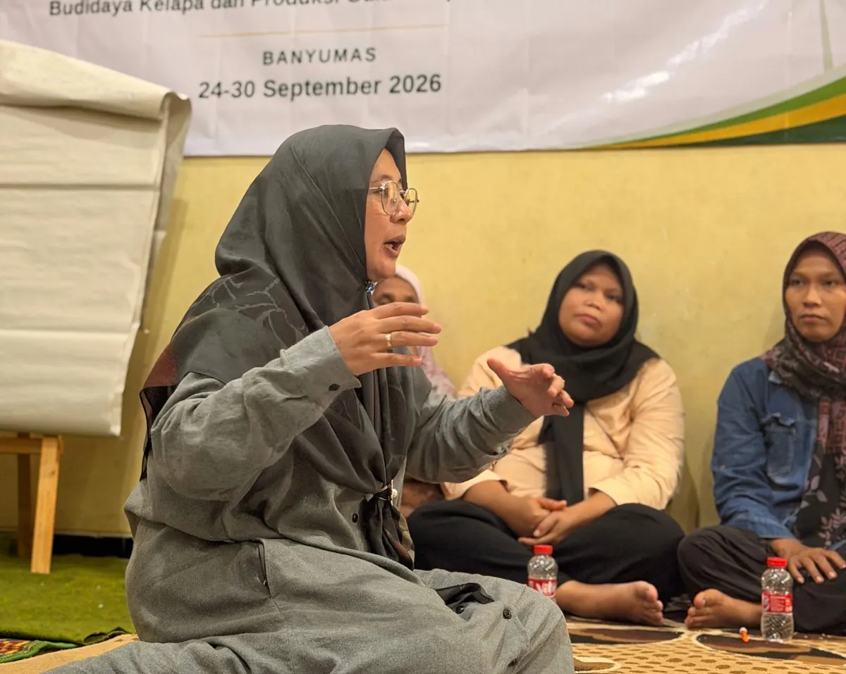Fasilitator berbicara di depan peserta diskusi
